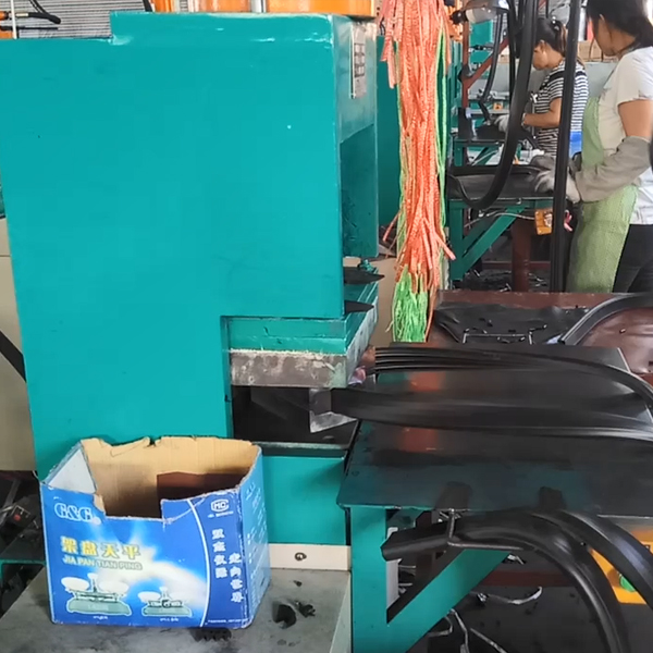 橡膠密封條注角機(jī)視頻